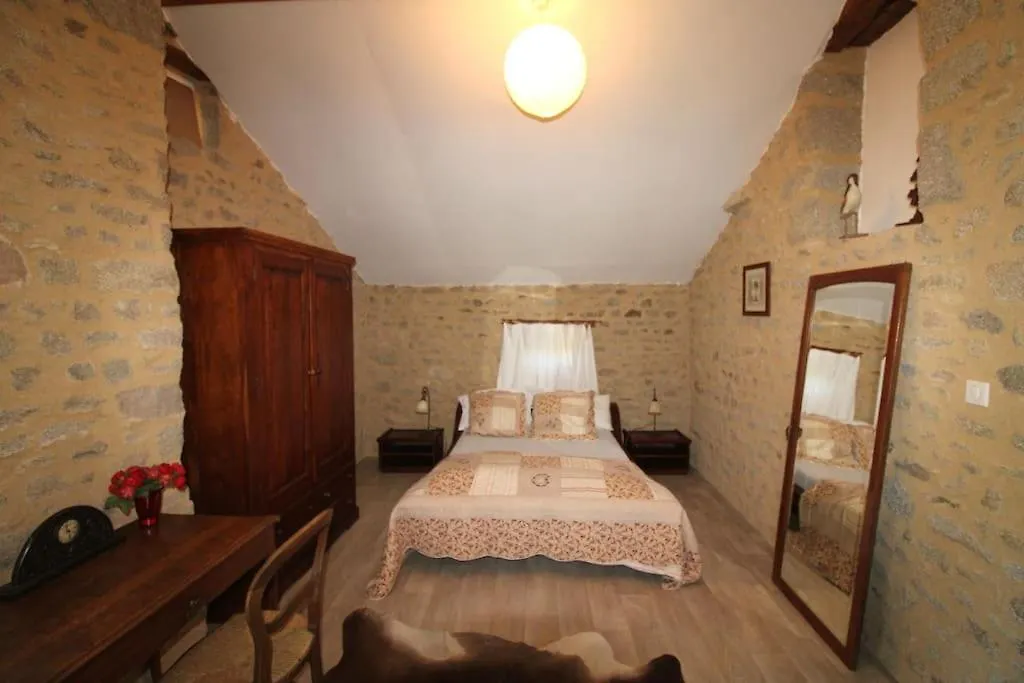 Holiday home Le Clos De L'Etang En Creuse Antist